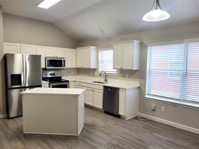 Building Photo - 800 Sequoia Dr