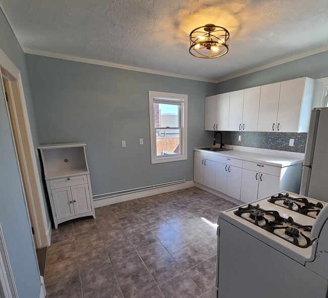 Kitchen - 12 W Putnam Ave