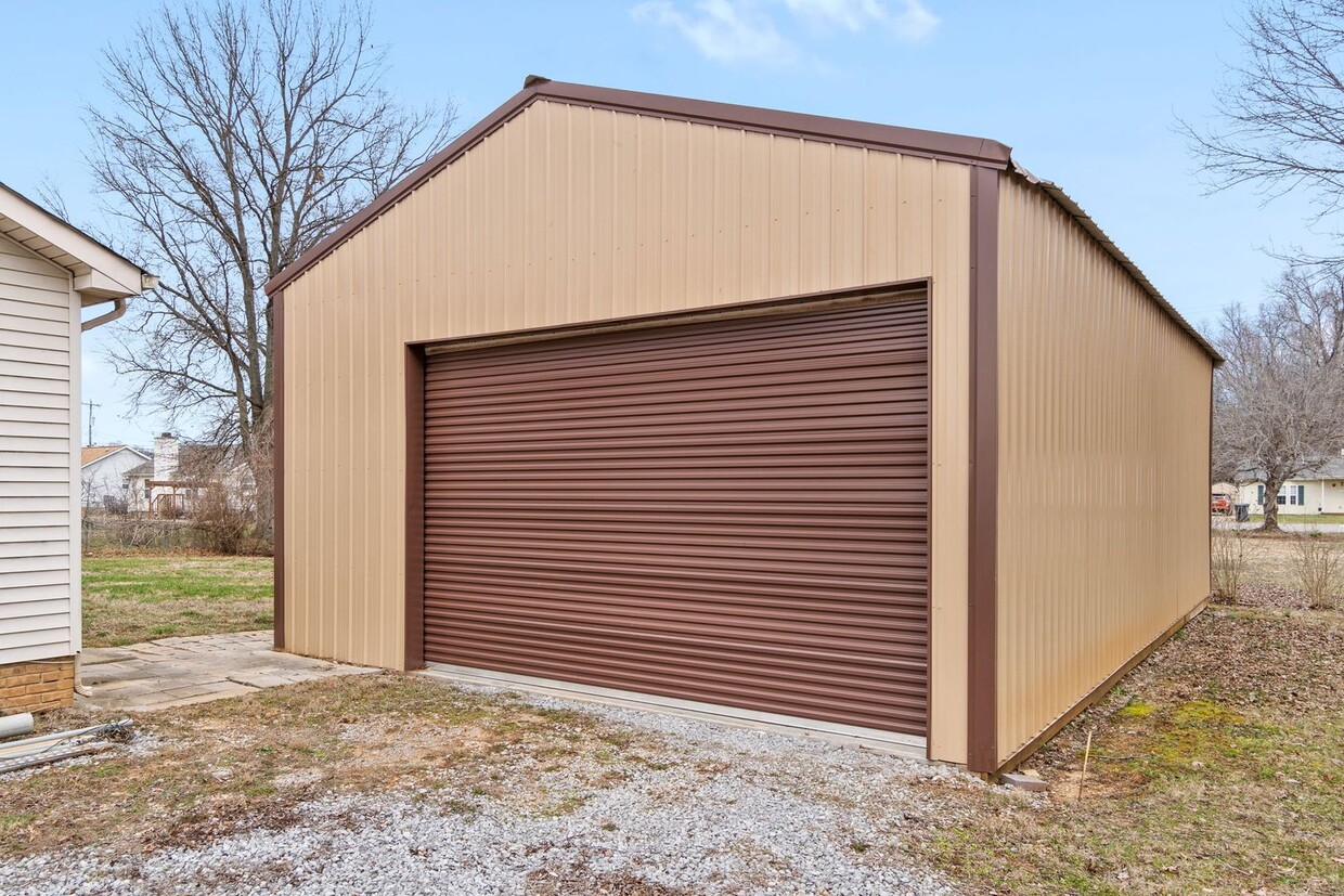 Primary Photo - Nice home located next to Fort Campbell