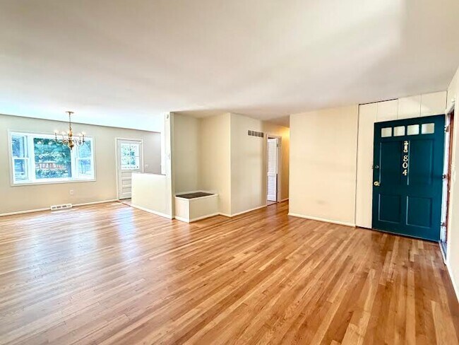 Foto del edificio - 804 Cypress Beach Rd