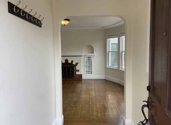 Building Photo - Top Floor Remodeled 2BD/1BA Flat Available Now!