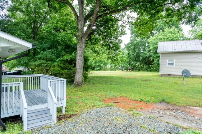 Building Photo - Three Bedroom Home!