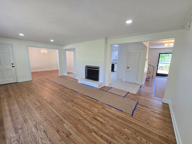 Building Photo - NEW LISTING!!!!!