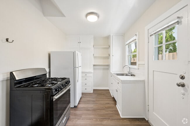 1BR, 1BA - 900SF - Kitchen - 529-541 S. El Molino Ave.