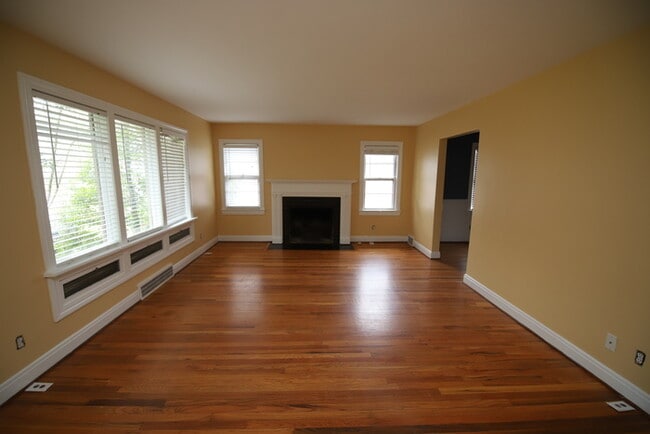 Building Photo - 223 Hemingway Rd