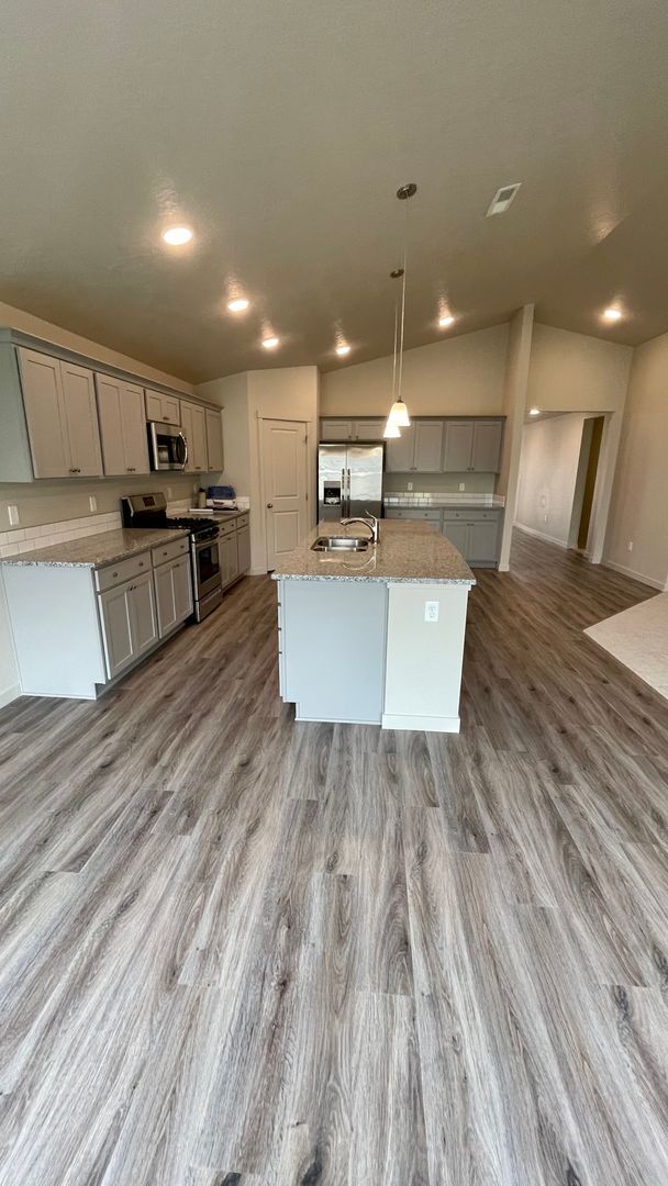 Foto del edificio - $2,199.00 / Large 4 bed 2 bath / 3 car gar...