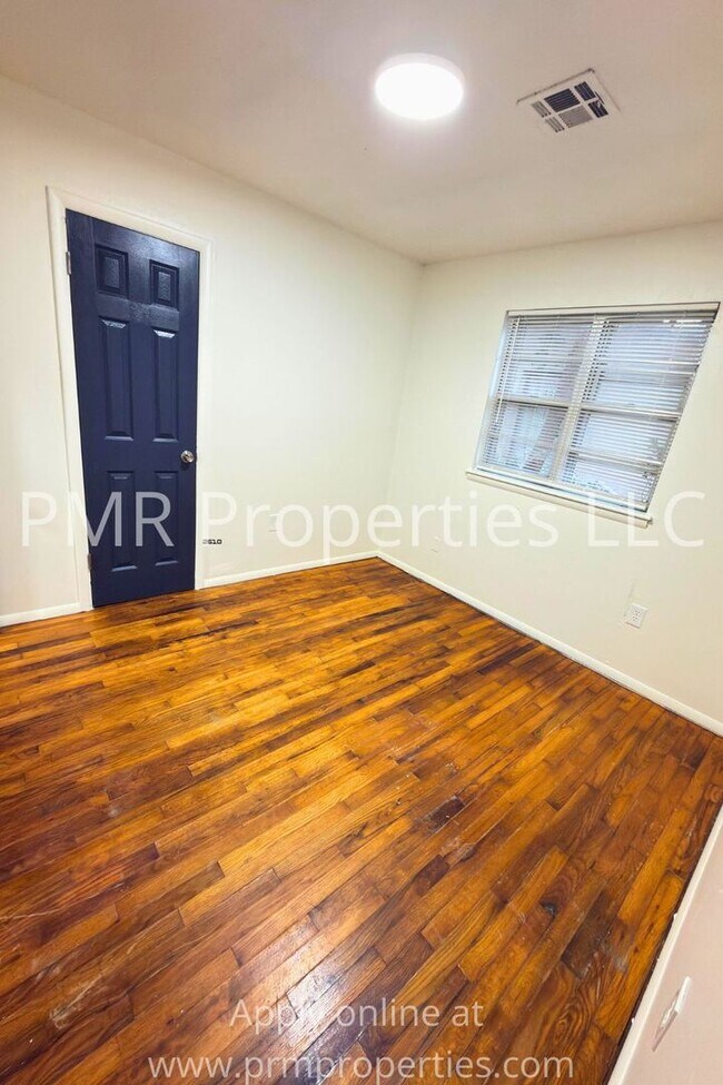 Building Photo - 3 Bedrooms / 1 Bathroom House