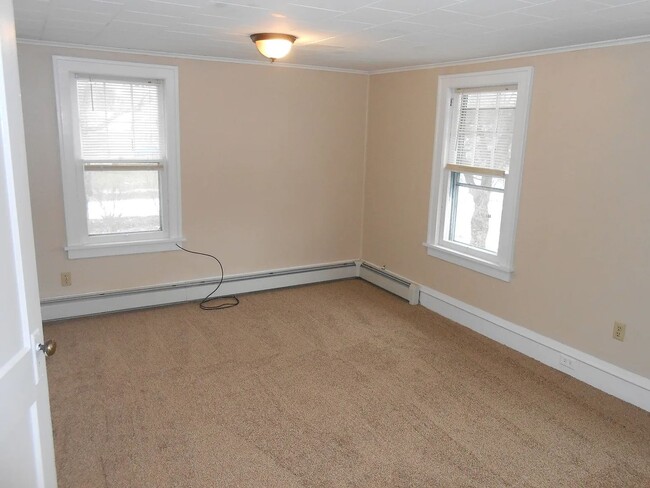 Building Photo - 3 bedroom/1 bath single family home