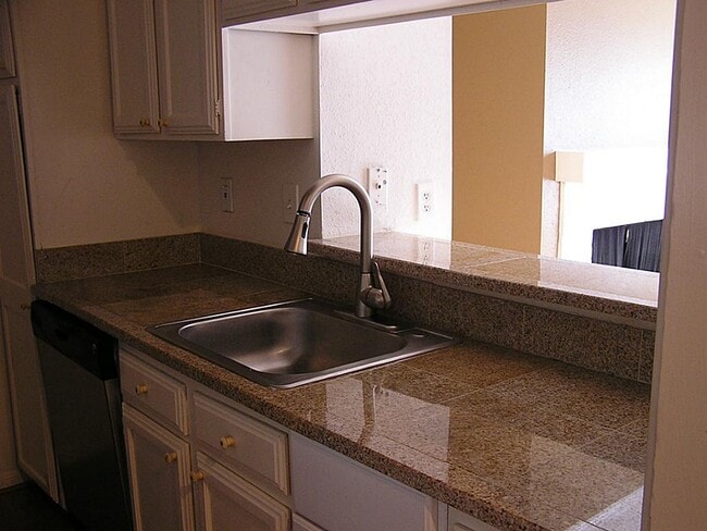 Foto del edificio - 712 Bering Dr