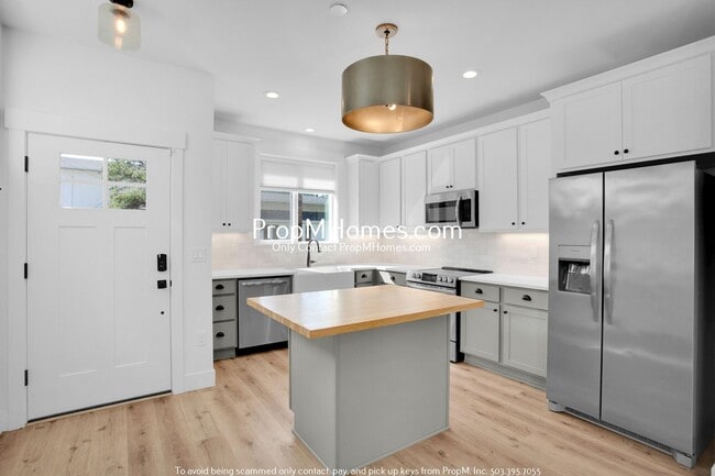 Building Photo - Modern SE Portland Duplex – Quartz Kitchen...