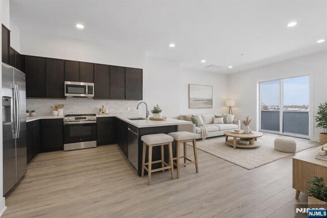 Building Photo - LIV 487