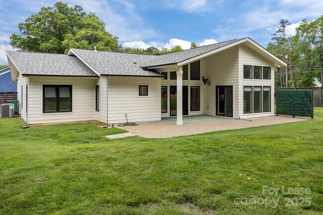 Foto del edificio - 1207 Lakedell Dr