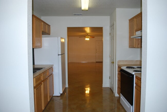 Building Photo - 915 Maplewood Dr