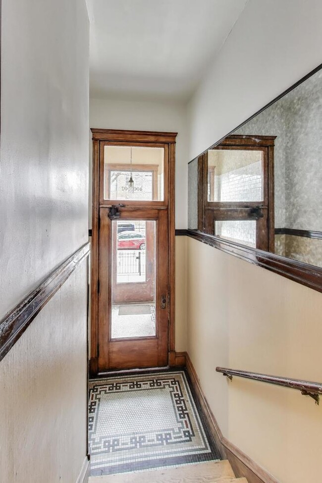 Building Photo - 4002 N Hermitage Ave