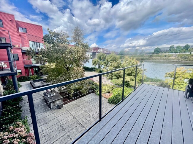 Foto del edificio - Top-Floor Riverfront Living with Broadway Bridge Views | 2 Bed + 2 Bath + Parking