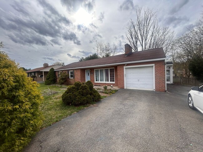 Building Photo - Spacious 5-Bedroom Retreat with Luxurious ...