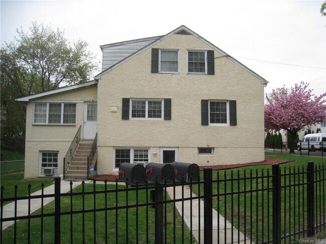 Building Photo - 107 Wallace St