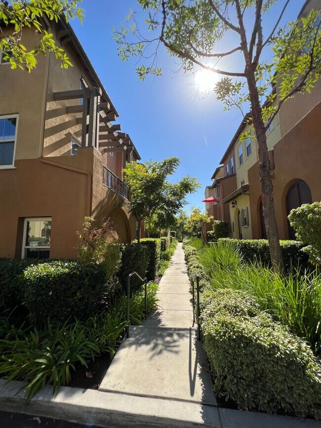 Foto del edificio - Luxury Tri-Level Townhome – Terraces at Es...