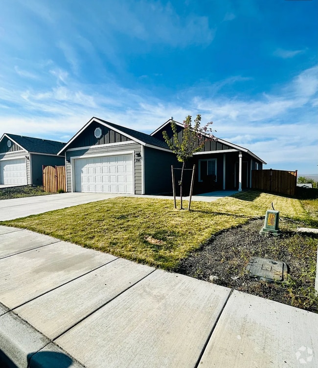 Building Photo - 395 Costanza Ave