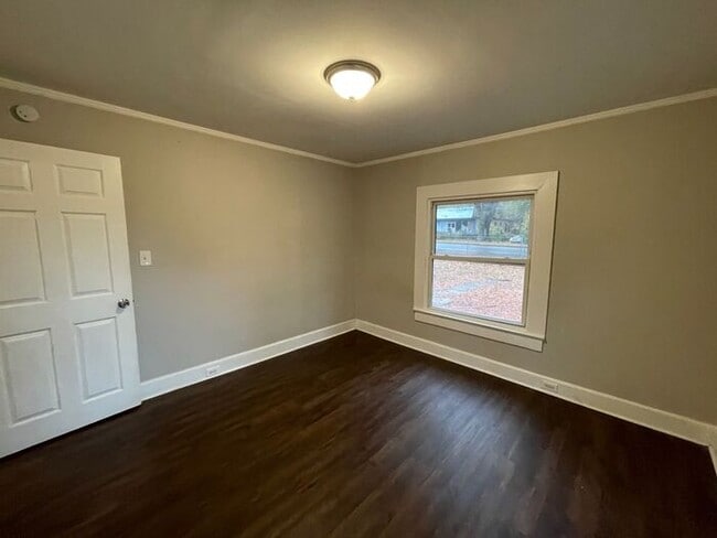 Building Photo - 3 bedroom 2 bath pet friendly house with f...