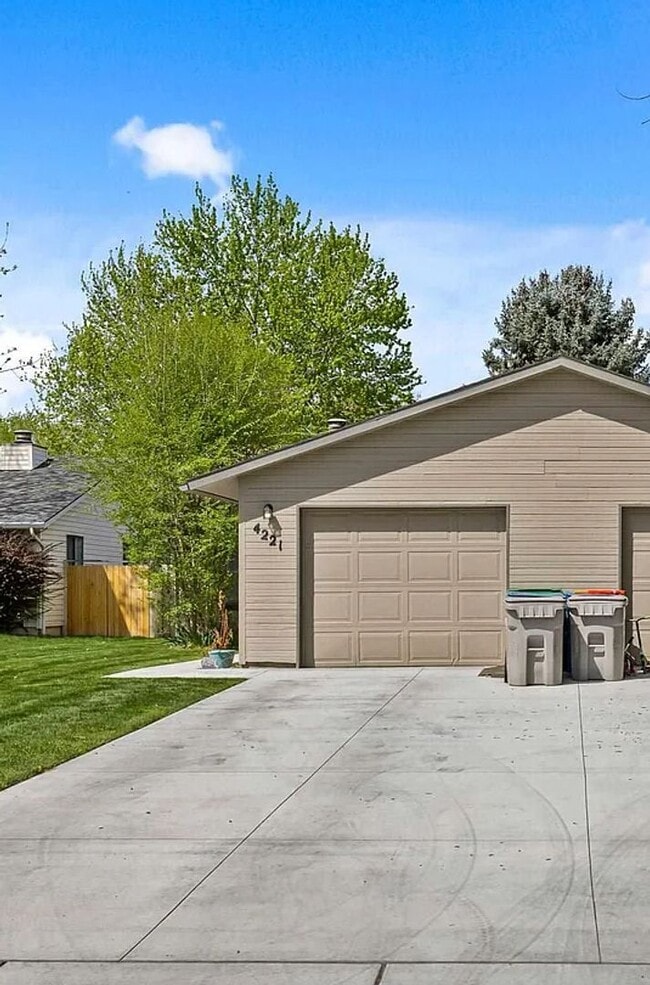 Building Photo - Completely Remodeled 2 bedroom Duplex with...