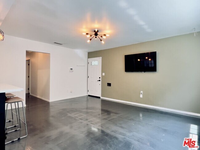Foto del edificio - 3261 E 2nd St