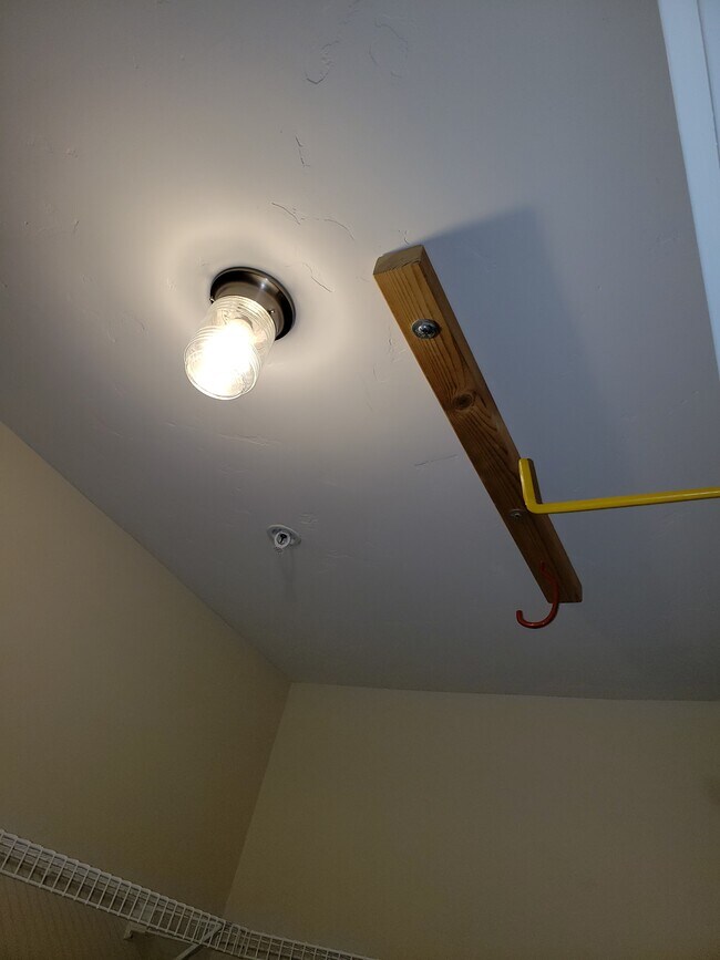 Fotografía del edificio - 6400 Christie Ave