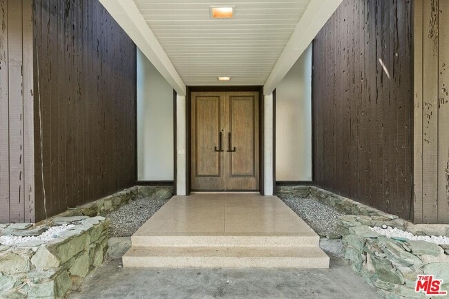 Foto del edificio - 719 N Bedford Dr