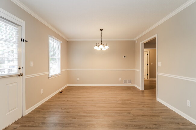 Building Photo - 60 River Oaks Dr SW