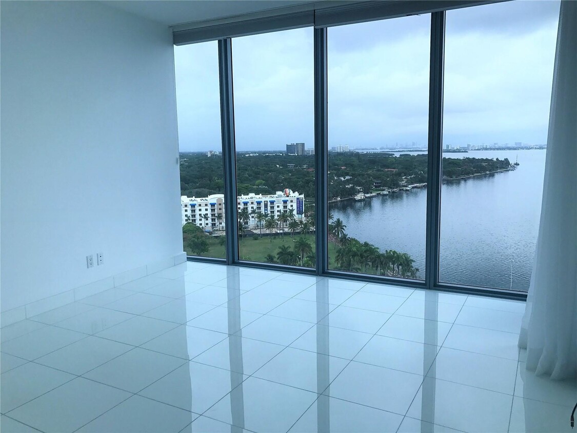Foto principal - 601 NE 36th St