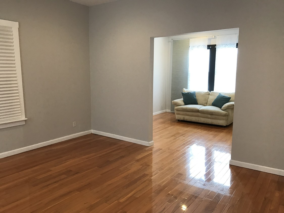 Family room - 123 Main St