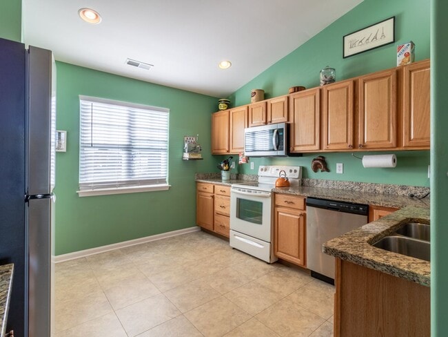 Building Photo - YEAR ROUND RENTAL- FURNISHED - 3 BEDROOM CONDO - WOODS COVE