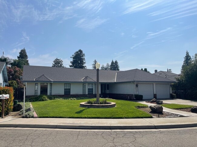 Building Photo - 1112 N Bollinger St