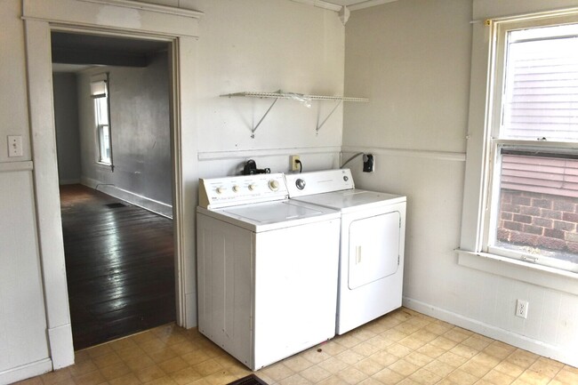 Laundry / Kitchen / Common Area - 175 N Lancaster St