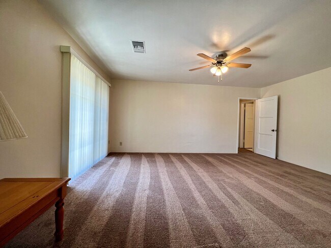 Foto del edificio - Large 3 Bedroom 2 Bath Home