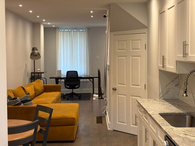 Foto del edificio - Modern 2- Story Townhome with Fenced in Ba...