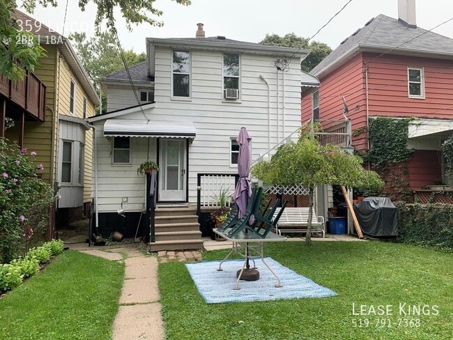 Building Photo - Old World Charm with Modern Amenities - Upper Unit with 2 bedrooms in Walkerville