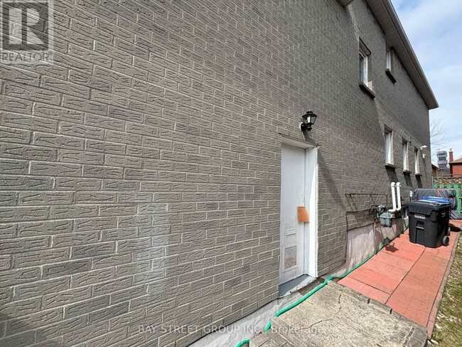 Building Photo - 141 Surbray Grove