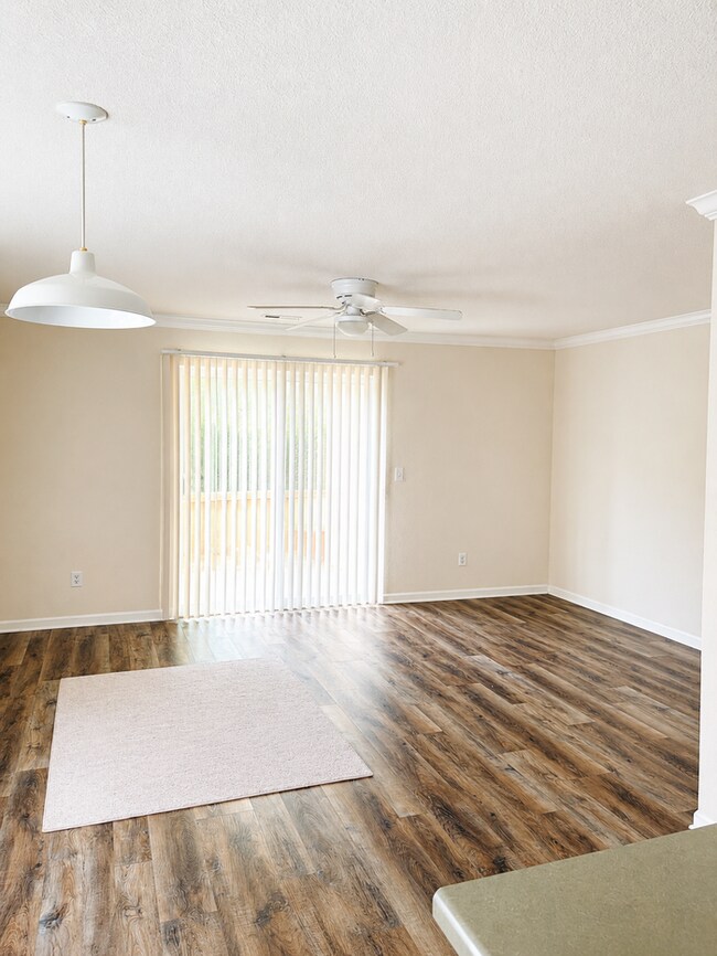 Foto del edificio - 847 Woodside Creek Dr