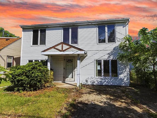 Building Photo - 130 E Clarendon Dr