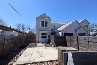 Building Photo - 2105 Donahue Ln