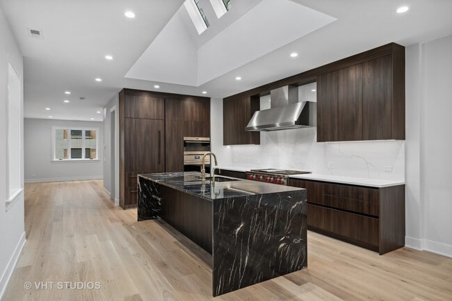 Building Photo - 232 S Green St