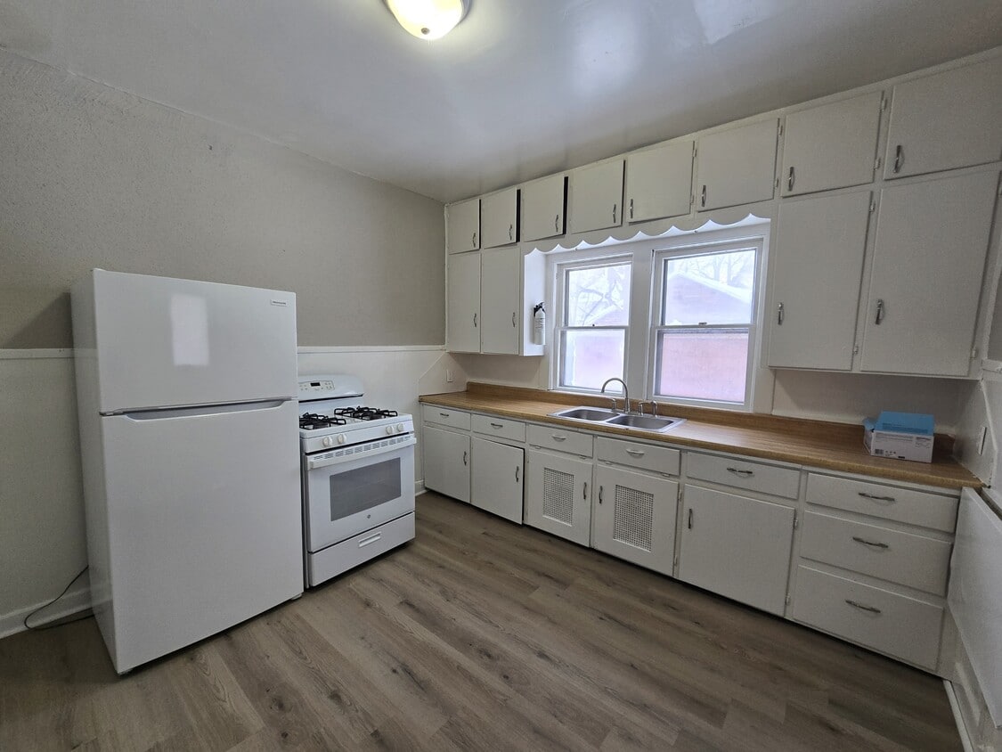 Primary Photo - 406 Locust St