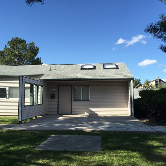 Building Photo - 921 SE Klemgard St