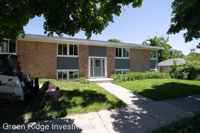 Building Photo - 806-812 Benson Ave NE