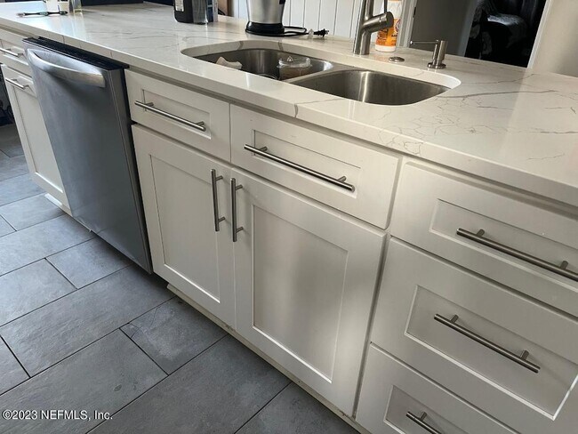 Foto del edificio - 1337 Menna St