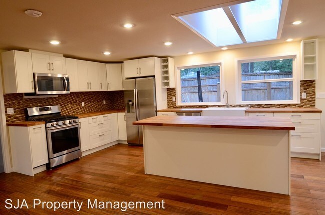 Foto del edificio - 831 216th Ave NE