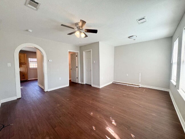 Building Photo - Newly Remodeled One Bed, One Bath in Cleburne