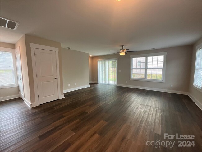 Building Photo - 2401 Crescent Ln