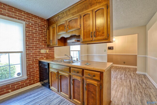 Foto del edificio - 805 Crestview Dr